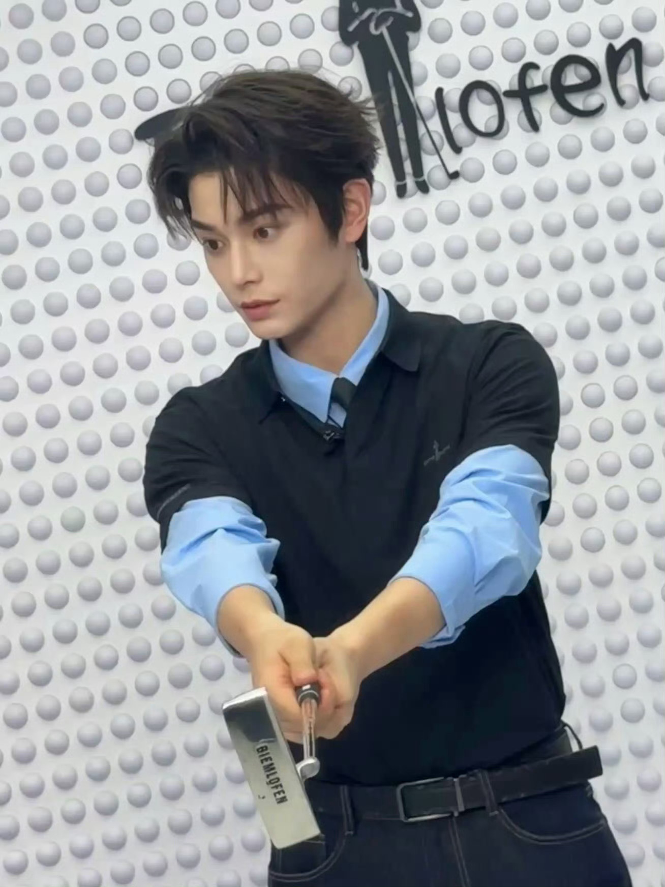 丁禹兮 今日品牌活动造型图集，蓝色衬衫叠穿Polo衫，再搭配牛仔裤，简约的蓝色系