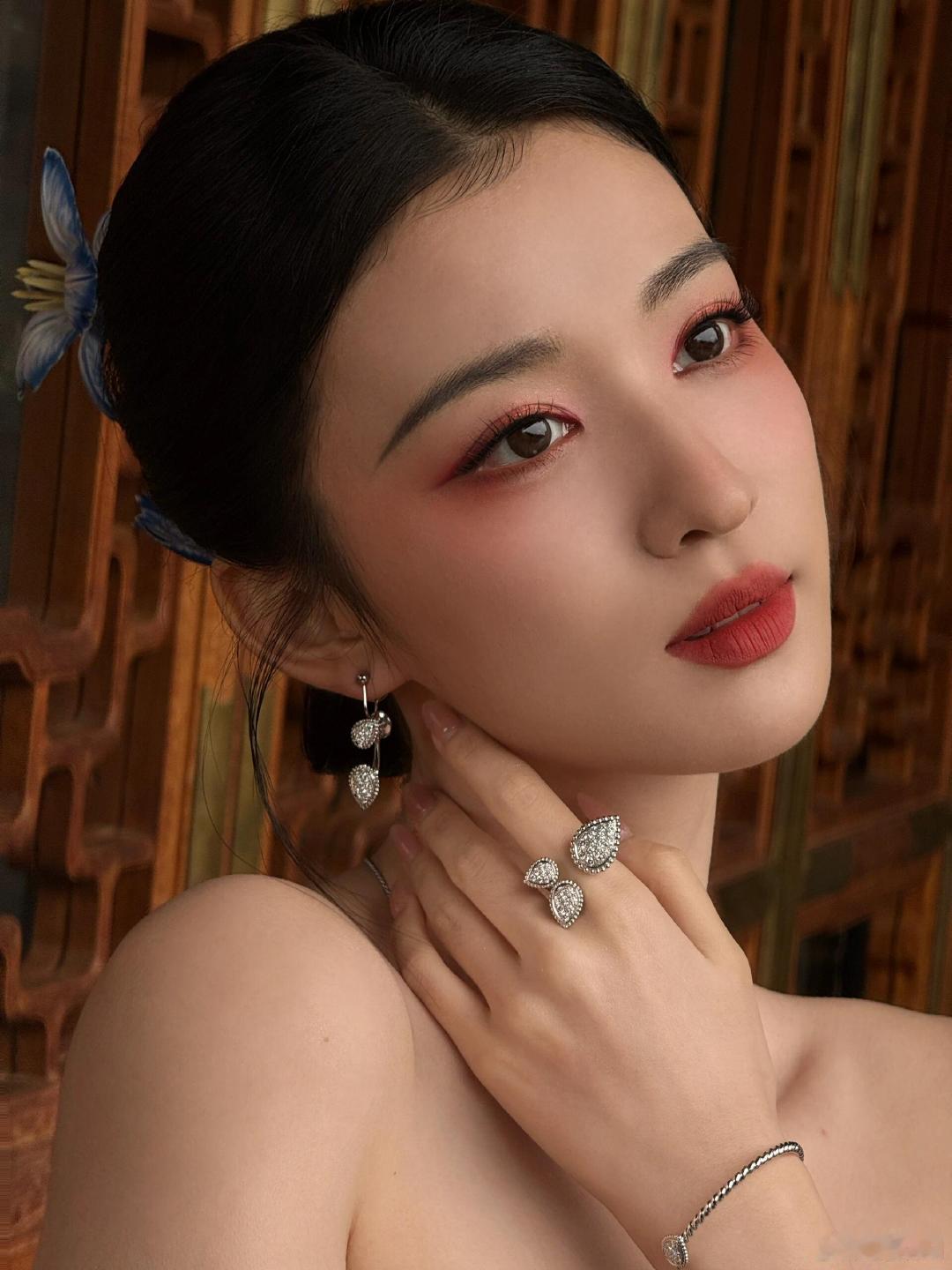 #王亚飞给王楚然化的新中式妆#王亚飞给王楚然化的新中式花影颊彩妆，好一个中式风情