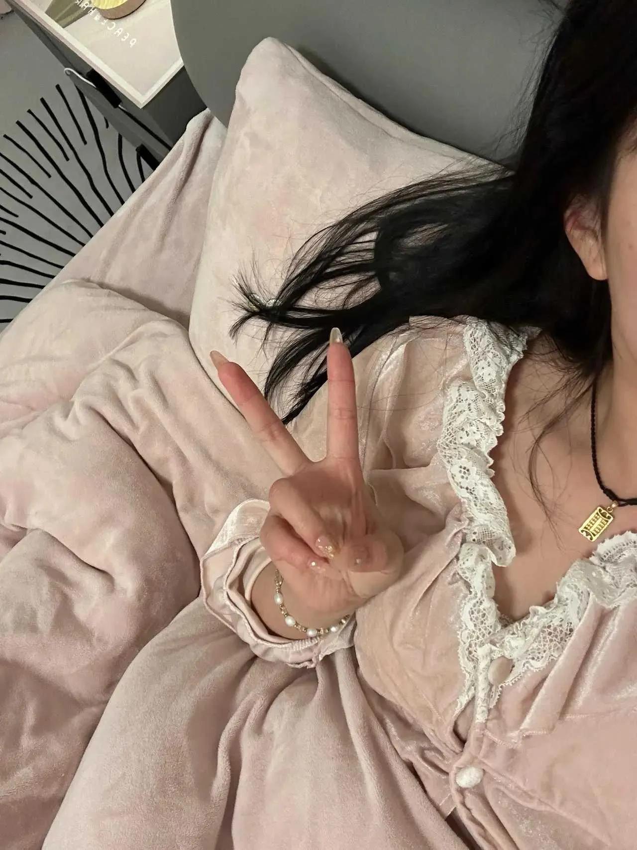 那是一个阳光洒满午后小巷的日子，我携着我的200斤男友，鼓足勇气踏进了熟悉的家门
