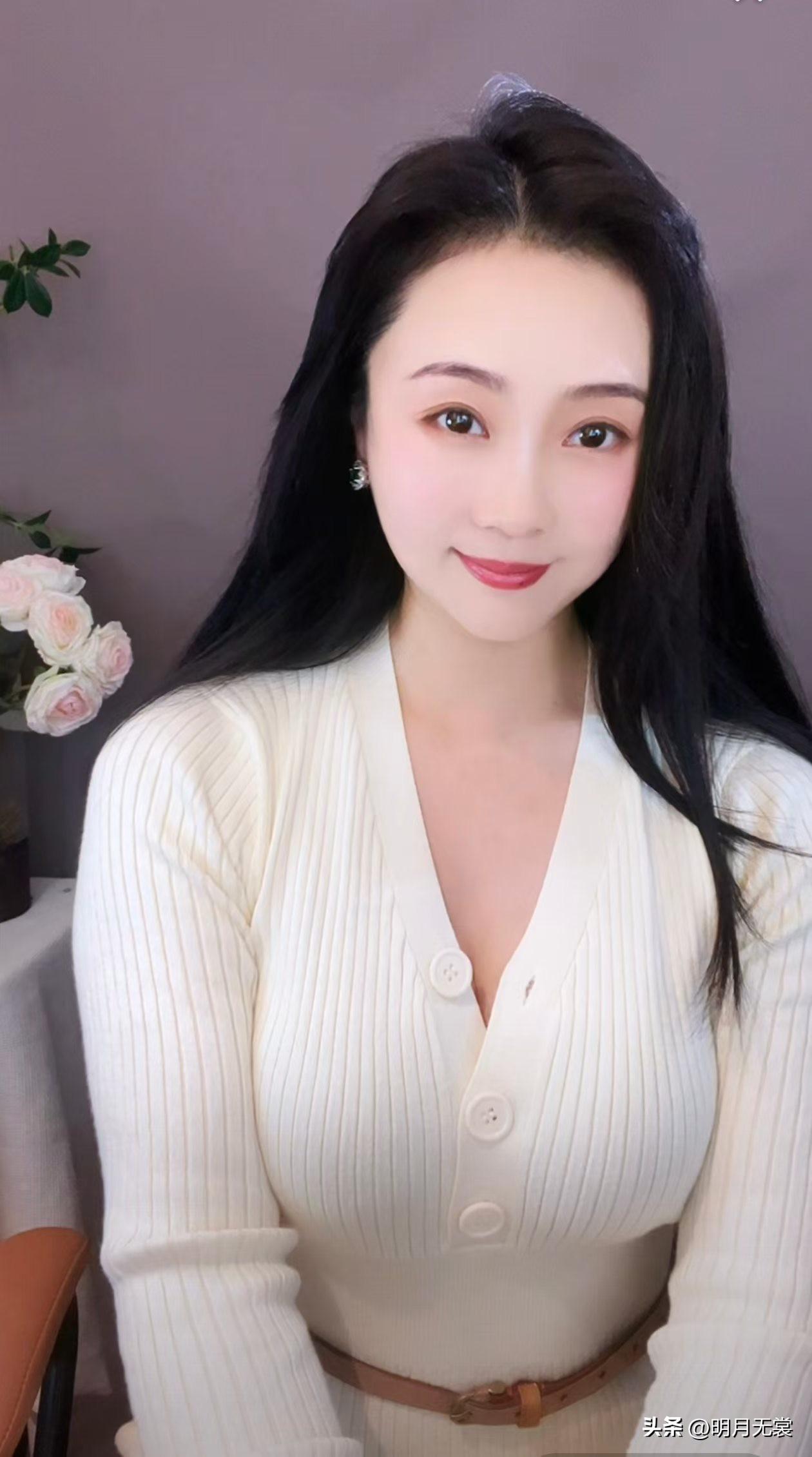 春风有信，秋水无痕。气质女神美照 温婉而迷人的美 什么样子的女人才是最美的