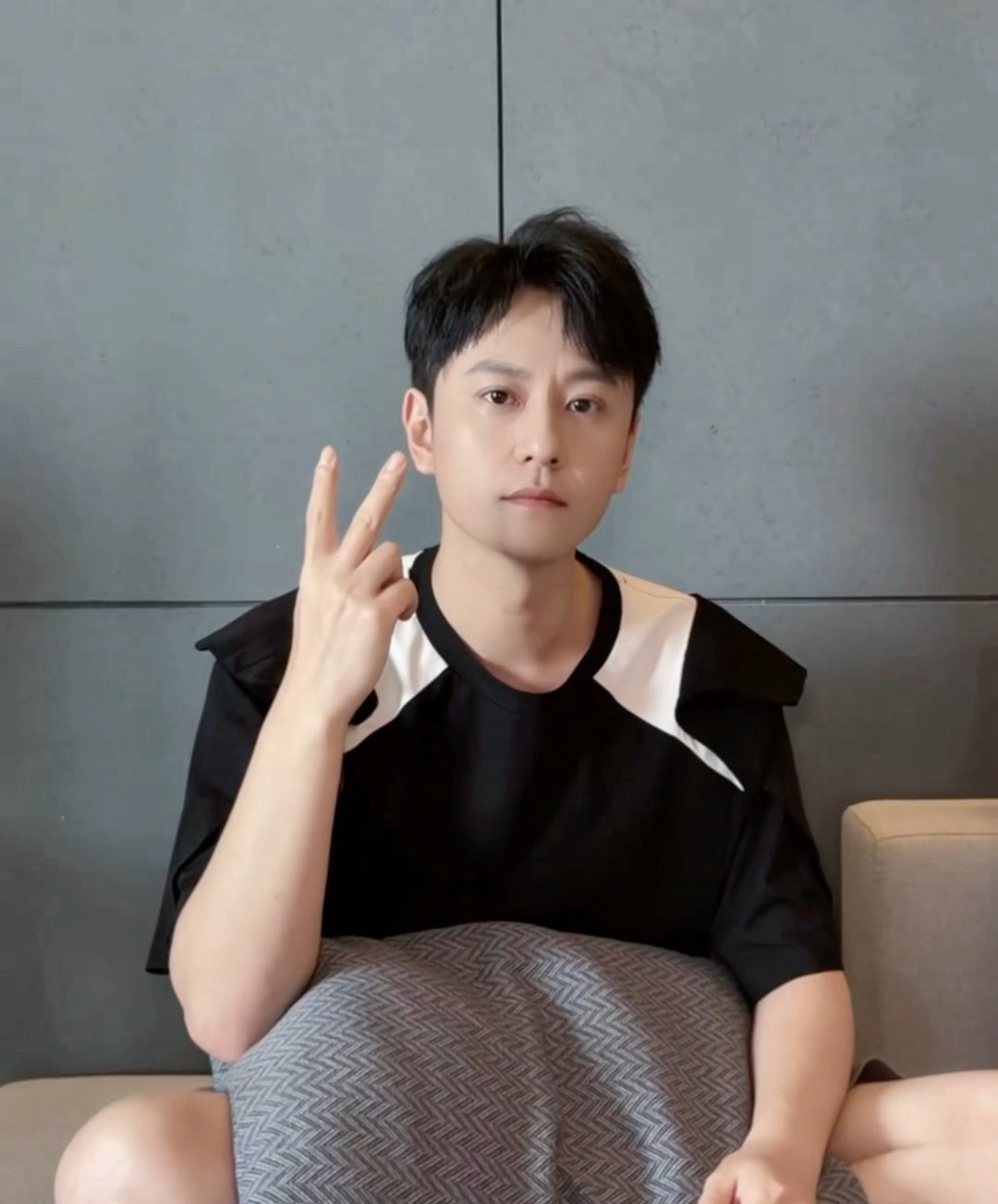 曝秦俊杰飞凡恋情，还说了说秦俊杰乱扔烟头，之后两人一起回家。昨天狗仔说的90生和