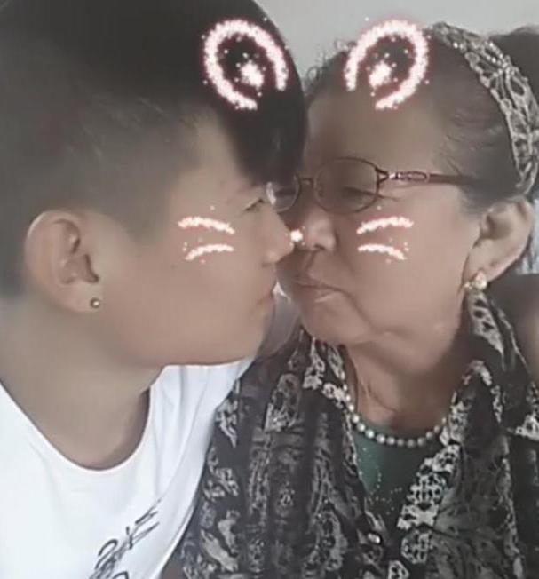 真是奇了怪了，现在的人都怎么了，刚才刷视频刷到两对老妻少夫的夫妻在秀恩爱，看起来