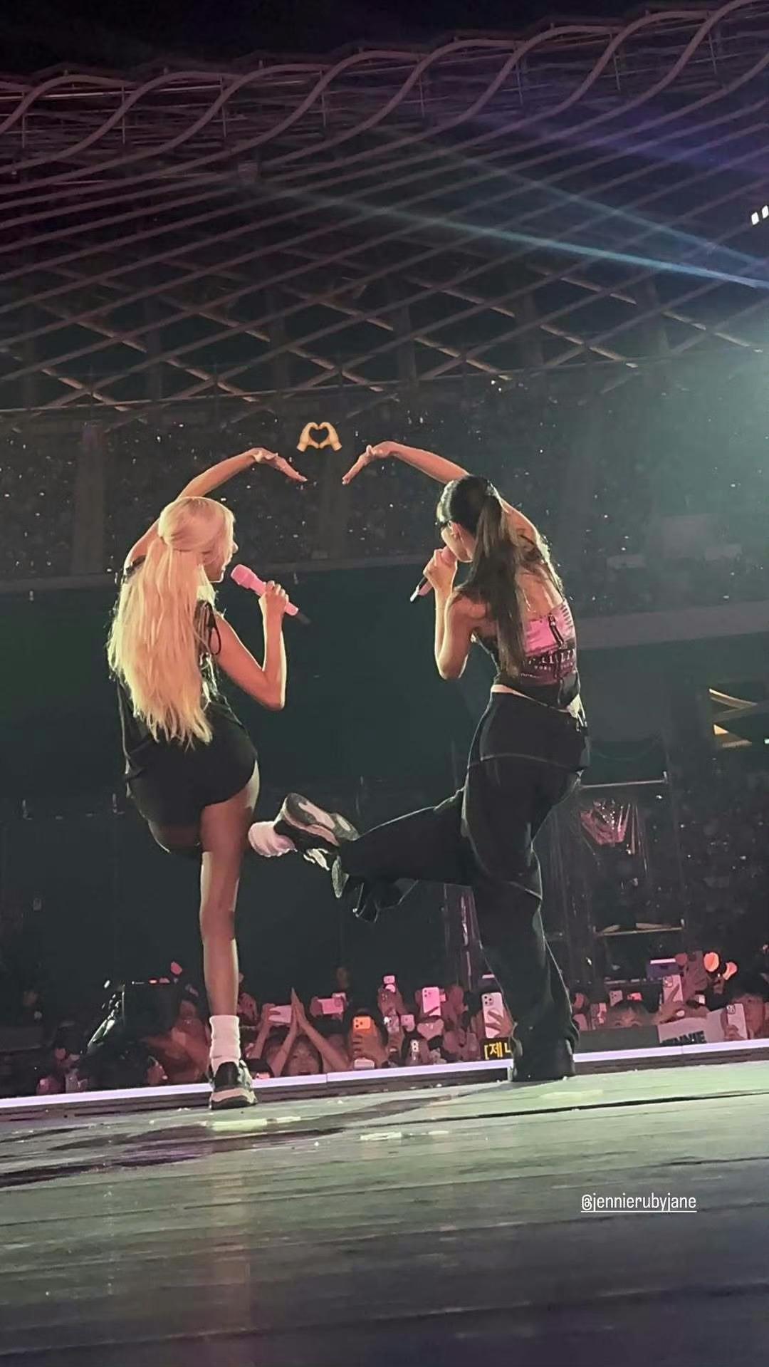 BLACKPINK台湾高雄演唱会 好可爱的BLACKPINK们 好喜欢😍 ​​