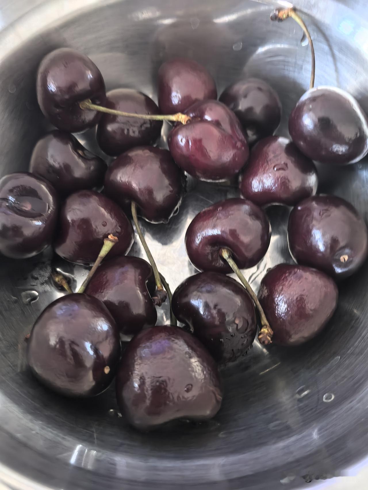 西宁车厘子每斤跌破33元！曾经百元一斤的“贵族水果”，真成家常货了。

元旦快到