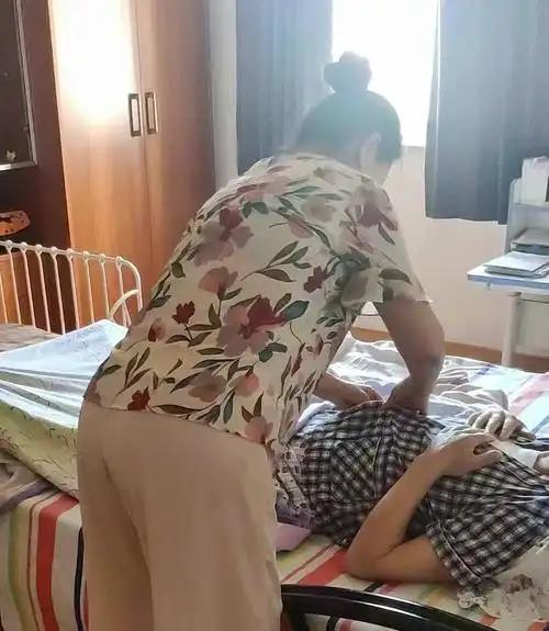 “讹天讹地讹空气！”江苏淮安，老人脑干出血，还处于昏迷中，家属就把他带回家，然后