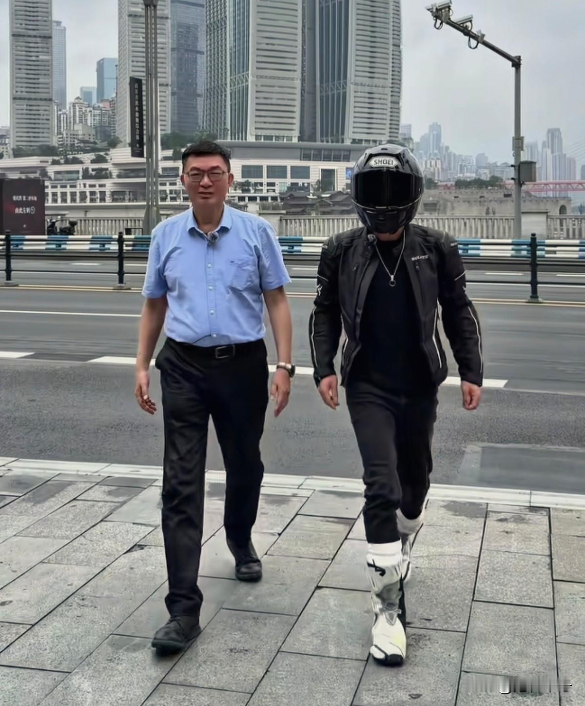 好帅好酷炫，实名羡慕了！台湾大学教授苑举正打卡重庆“落地签”，美滋滋称赞：“这个