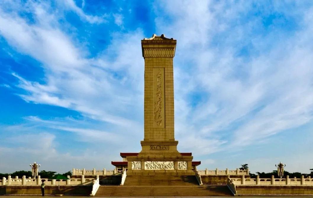 九三阅兵即将到来！在此之际，我们回顾人民英雄纪念碑的碑文。
 
由毛泽东撰写，周