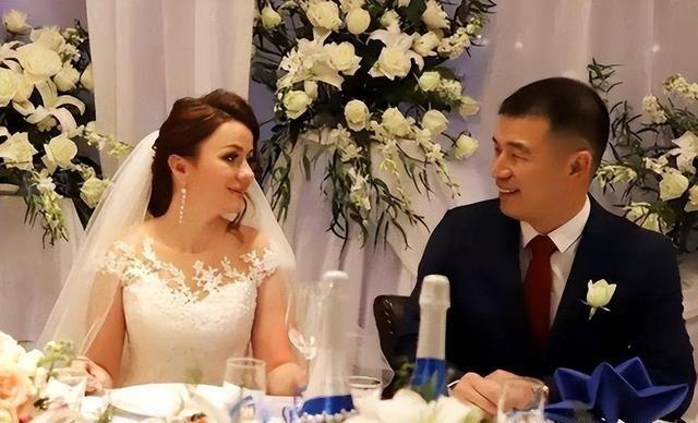 民政局排起长龙，一万名中国男人把俄罗斯姑娘娶进家门！很多人以为，跨国婚姻的死穴是