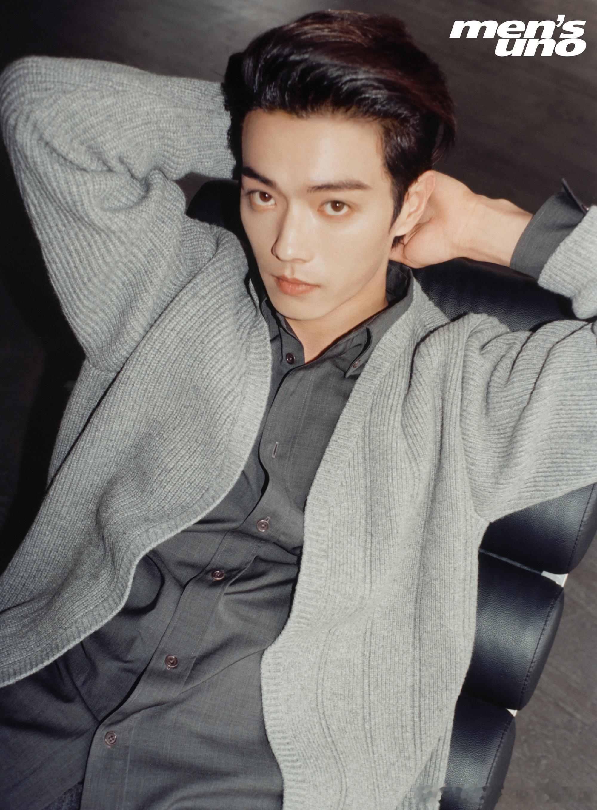 #许凯半身裙# 许凯的半身裙造型太迷人啦！他那帅气的模样加上这个与众不同的穿搭，