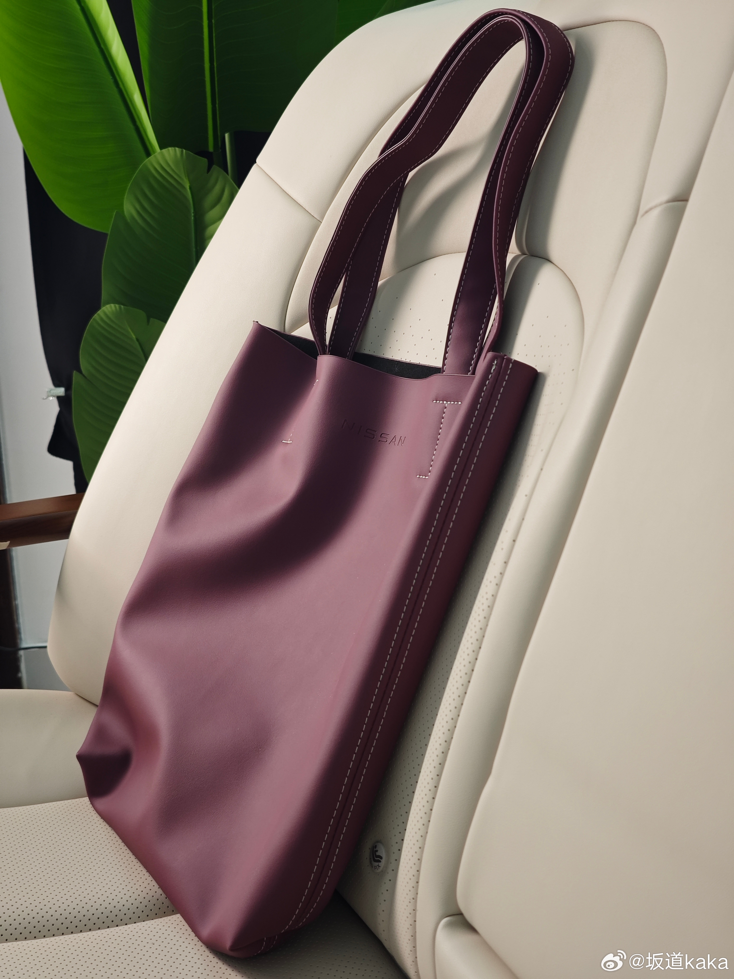 绝了这个时尚大单品，东风日产的一个大红大紫托特包，触感气味视觉都无可挑剔。服装搭