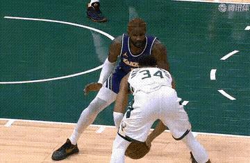 当艾顿没有身体洁癖的时候，就连字母哥都顶不动他！
作为2018年的状元，能够力压