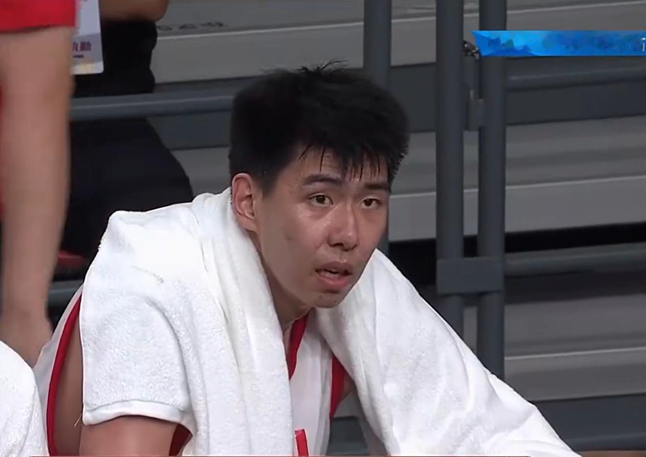 10分8板4帽，2米26中锋打出高光表现，球迷：杜锋怎么看？
昨晚，中国男篮对阵