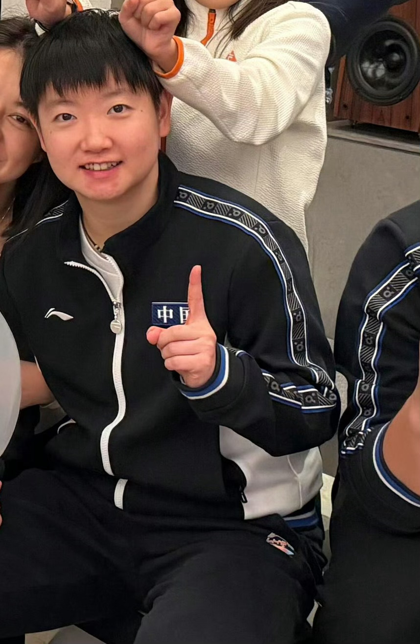 邱贻可社交平台上晒出生日合照，一群人齐刷刷的黑色衣服，感觉真的很少见莎莎穿黑色，