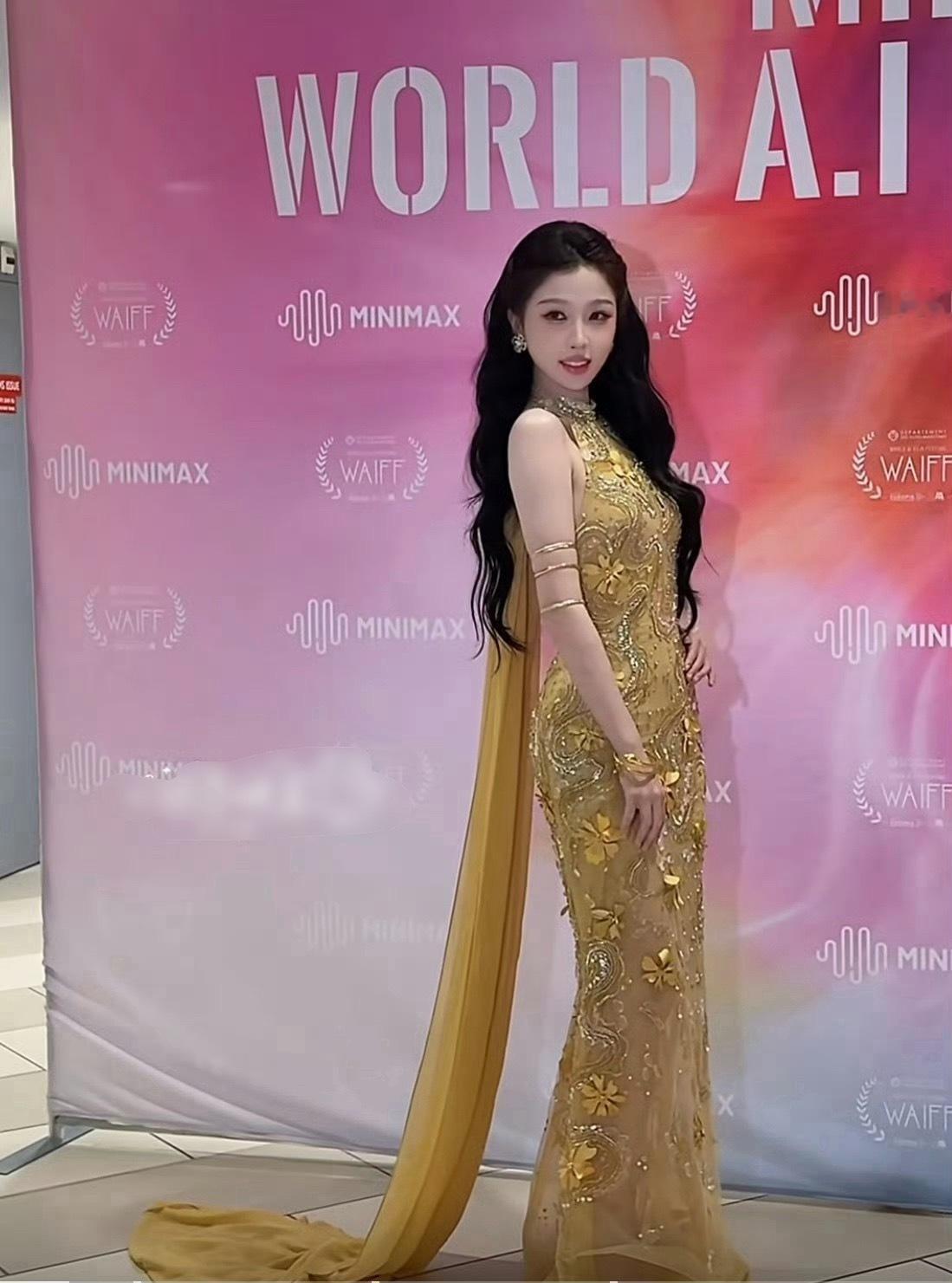 ？窝鱼这是到戛纳哪里了，这个场地怎么看着破破烂烂的… 