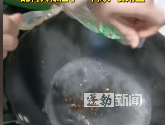 “太缺德了！”近日，湖南，一男子在展销会上遇到一卖牛肉干的摊子，因妻子喜欢吃，男