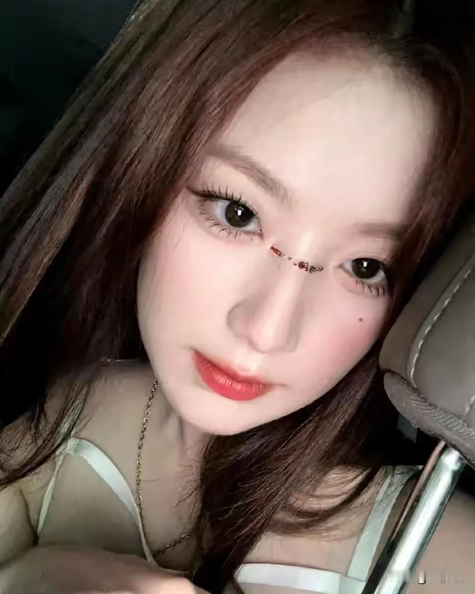 叶舒华：

2000年1月出生，中国台湾省流行乐女歌手，现为韩国女子演唱组合(G