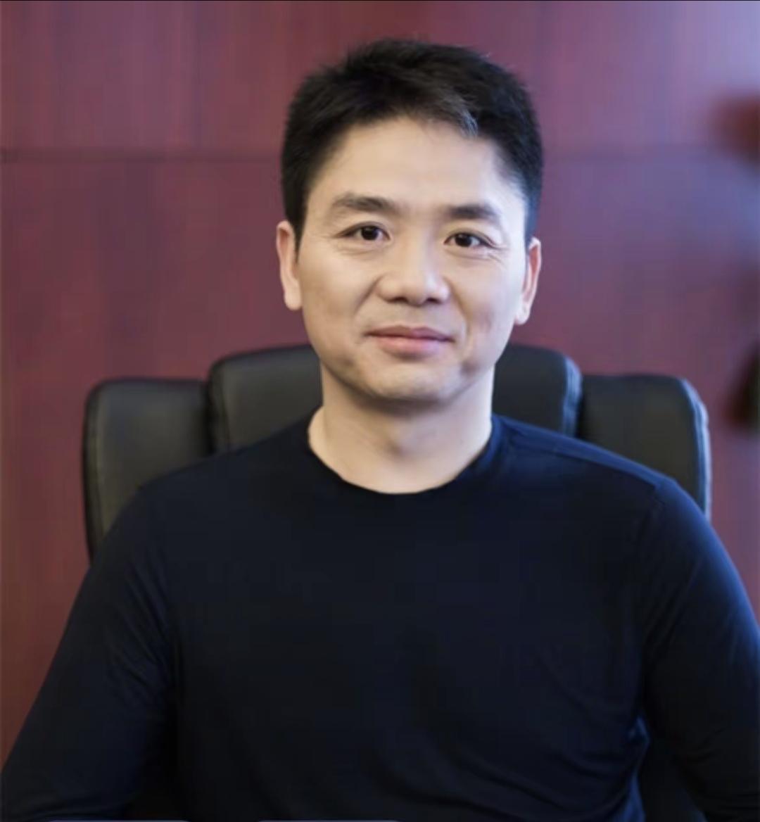 辽宁营商环境真变了，山海关的旧说法早过时了，现在企业抢着来签合同。
刘强东按手印