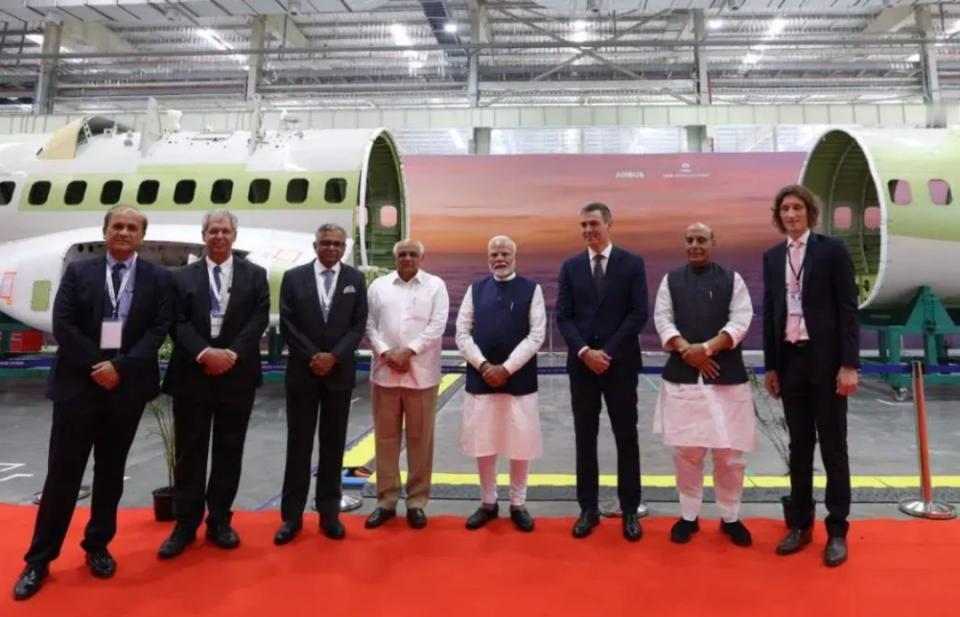 这印度真是让人看不懂，一边疯狂买着咱们的东西，一边还琢磨着怎么掐咱们的脖子。
