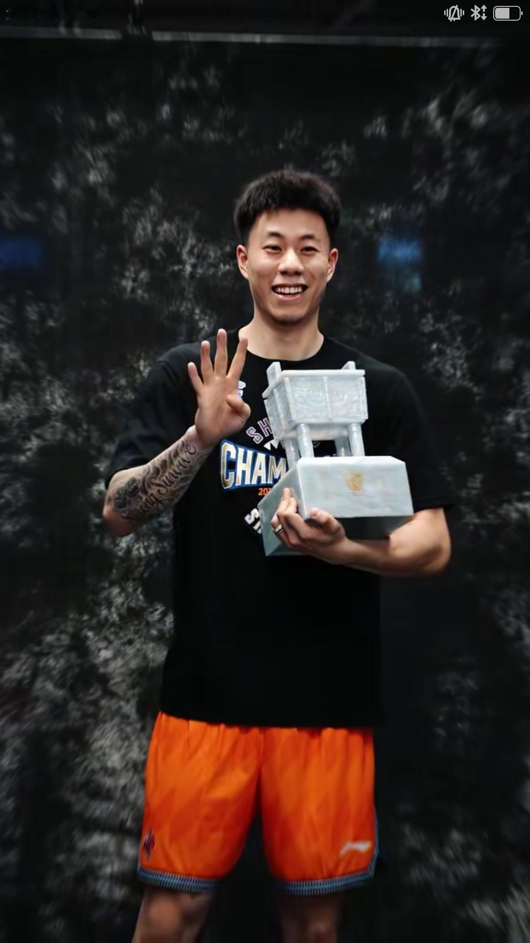 【张震麟助力上海久事成功夺冠，下赛季极有可能顶薪续约上海，迎来职业生涯巅峰。】众