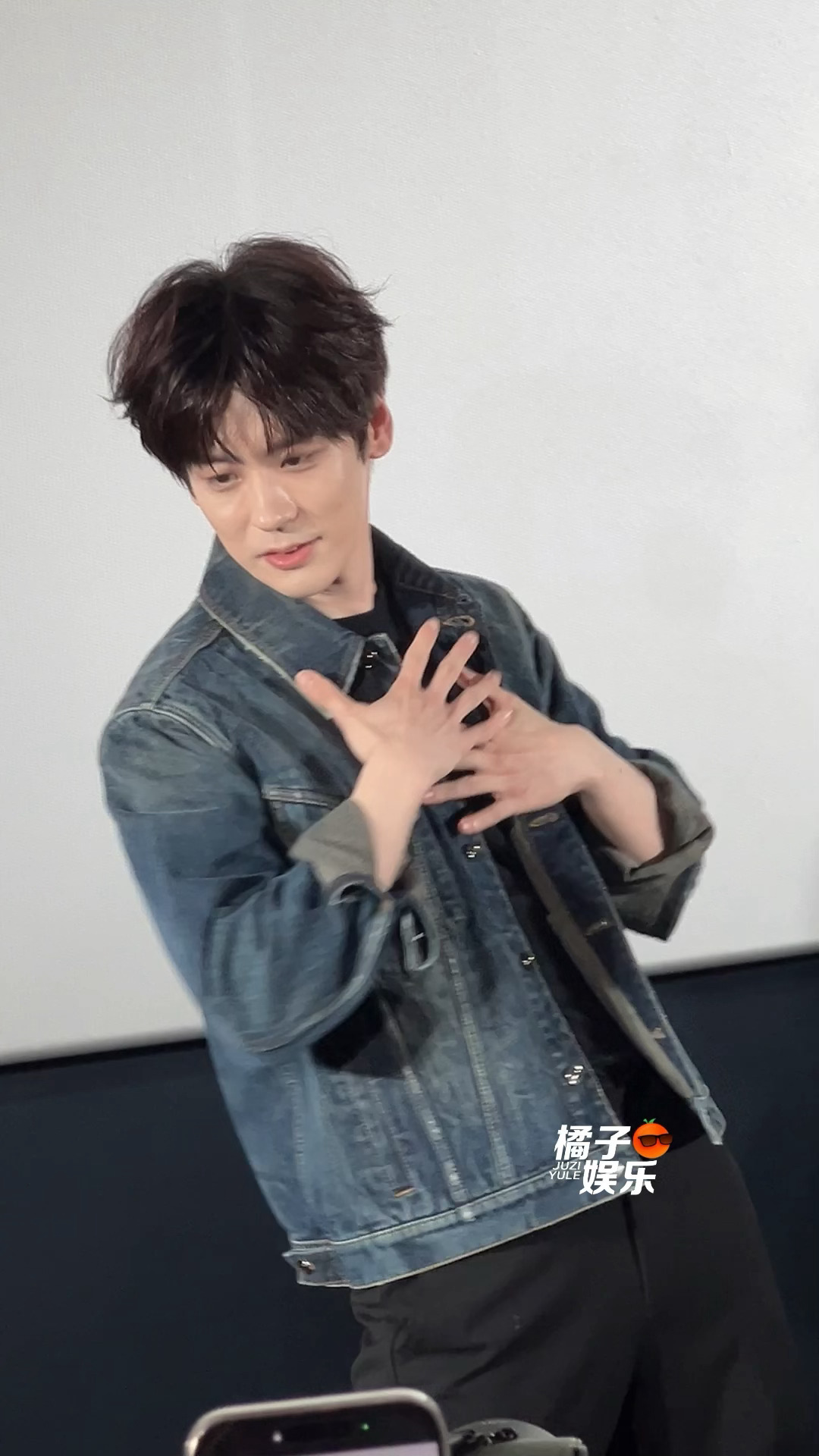 魏哲鸣现场版第三个吻痕！！！又脱了外套戴上眼镜跳了一遍！跳完还害羞了魏哲鸣跳第三