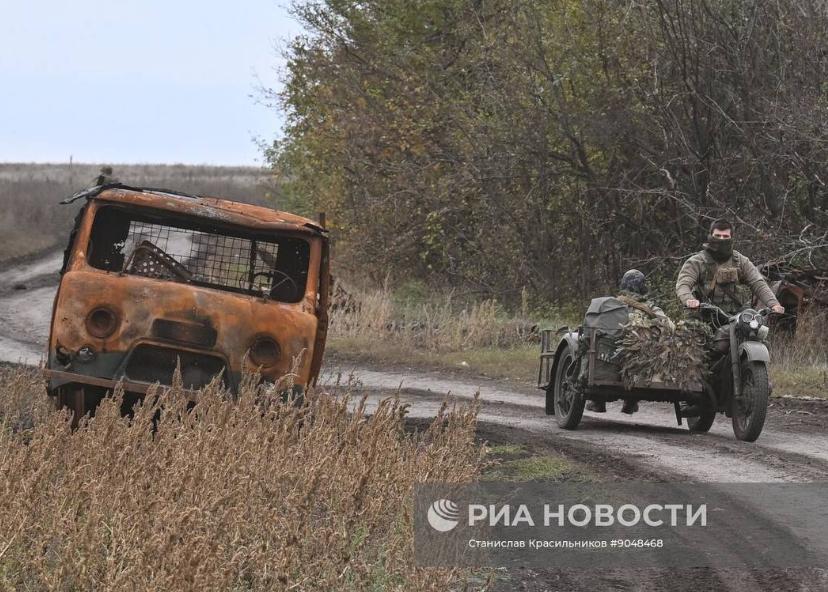 俄乌前线的道路边的残骸！

俄乌双方争夺的根本目的，就是这些士兵脚底下的土地，这