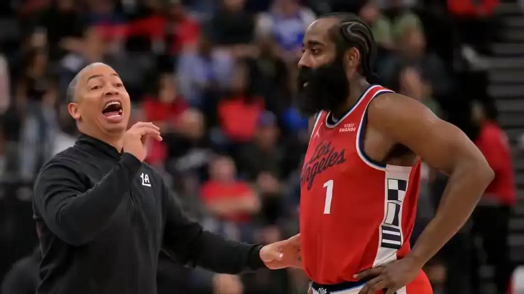 他弹跳高了10厘米。
秘密在脚尖。
快船最近7场赢了6场。
但你得看清他们赢球的