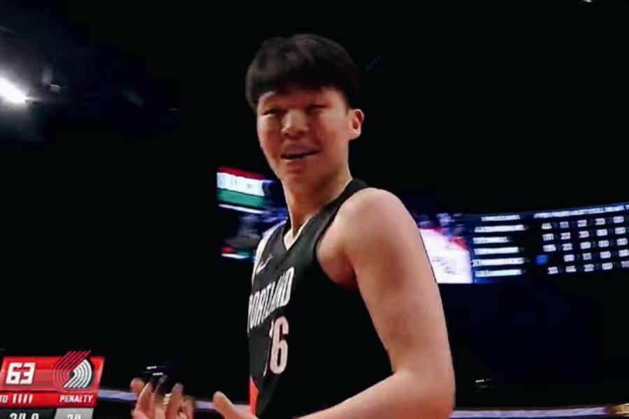 这哨吹得也太偏了吧！杨瀚森2分钟不到被吹3次犯规，主帅斯普利特这样干有些不近人情