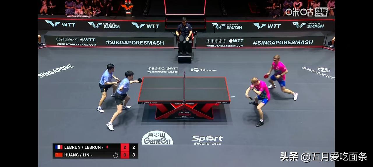 刘国正和周冠达在解说厅不停的蛐蛐黄友政和林诗栋，“控球要敢出手，不是等着机会来了