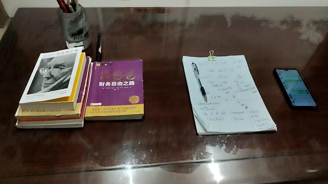 45岁负债540万，粉丝被催收打给老公吓哭，我教了她这3招保命法。

中午，一位
