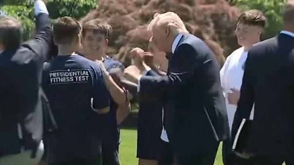 美国总统特朗普最近在一场活动上彻底放下了架子，亲自下场教一群高中生跳他的招牌舞蹈