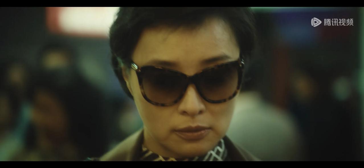 1994年的香港，四海旅行社办公室墙面发现窃听器！副经理蒋在珍脸色大变，讯速收拾