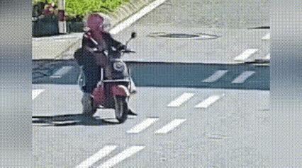 这个女子骑车真是够大胆的了，我行我素，根本不管别的车辆，这种任性而为的行为，不遵