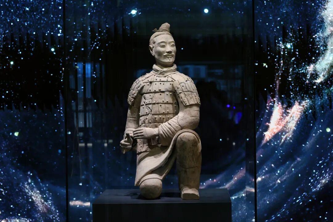 西部机场博物馆特展上新，真·秦俑来了！出土于兵马俑二号坑东北角的跪射俑，以核心展