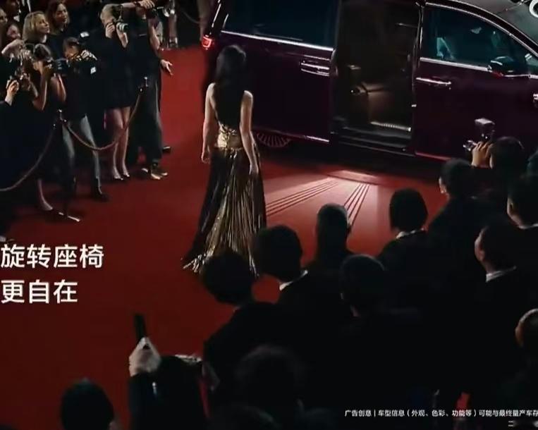 刘亦菲鎏金挂脖裙刘亦菲大露背挂脖裙刘亦菲的代言造型永远能带来新的惊艳，鎏金挂脖裙