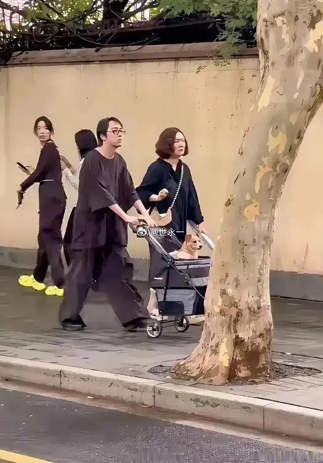 真不怪后面的小姐姐忍不住回头，换我也是一样 ​​​