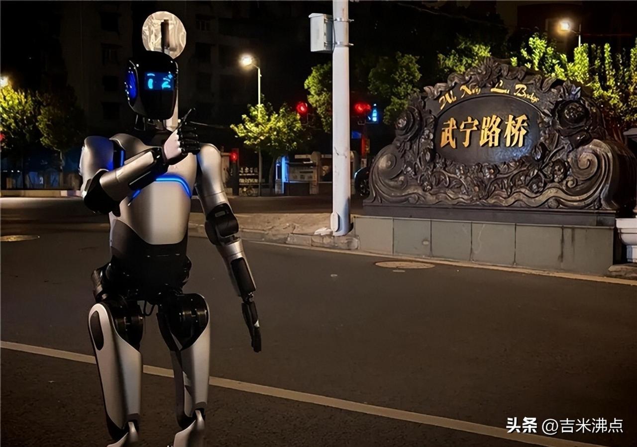 三百台机器人跑半马，人类教练全程没碰遥控器，它们真不靠人带？
昨天在北京亦庄那条