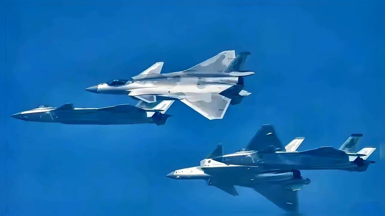 后座飞行员不再只是武器操作员——他是“空中航母指挥官”。2025年空军微电影《梦