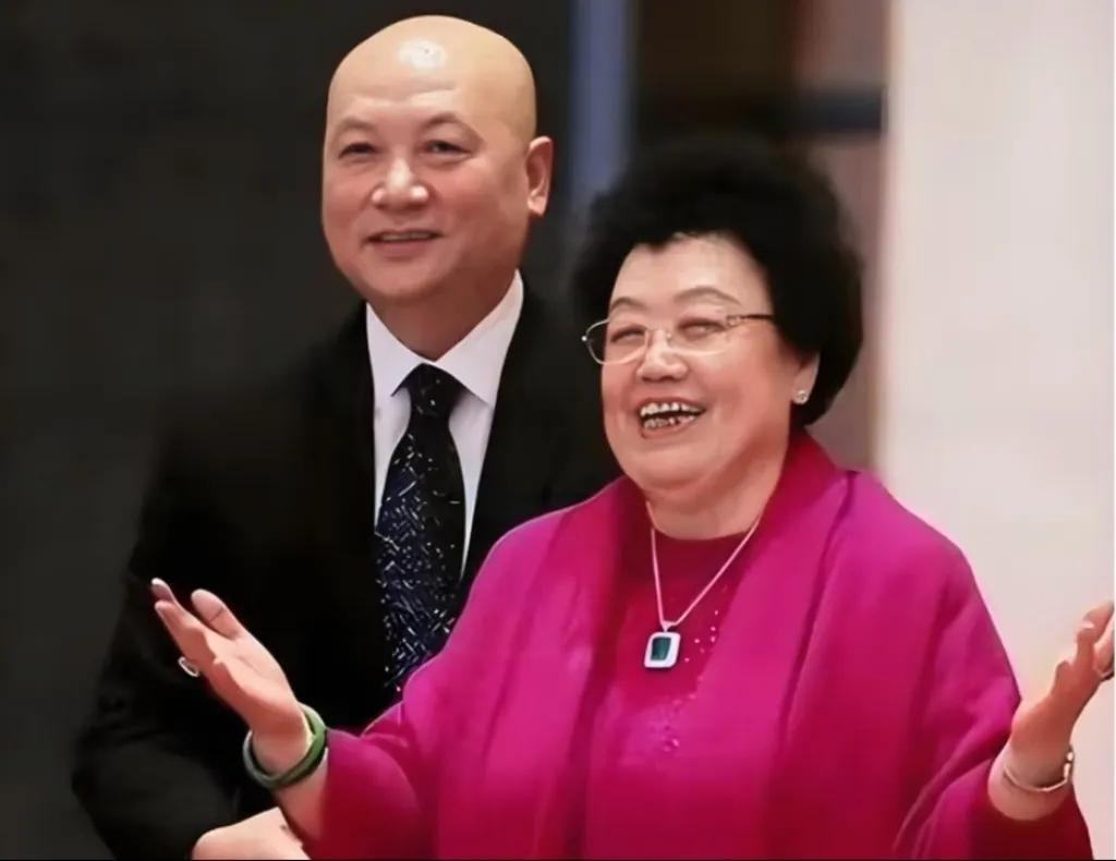 以前外边总有人嚼舌根，说迟重瑞是为了别的，可谁能想到，这一走就是36年。

  