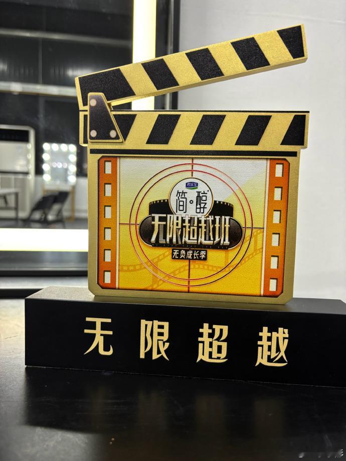 无限超越班让于小彤想起了红楼梦在《无限超越班》上的讨论，让我们看到了于小彤从《红
