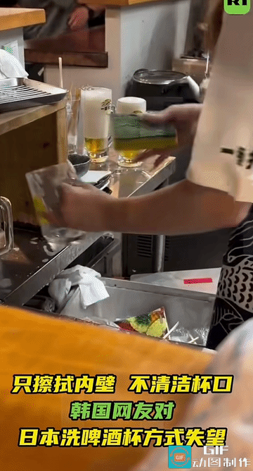 日本店员啤酒杯只洗杯内不洗杯口，引起了韩国游客的不满。

韩国游客把日本店员清洗