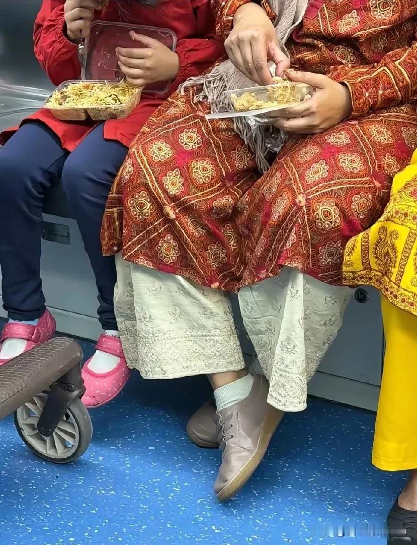 印度飞广州的航班开通之后
深圳多了很多印度人
​他们在地铁上吃手抓饭，很不文明。