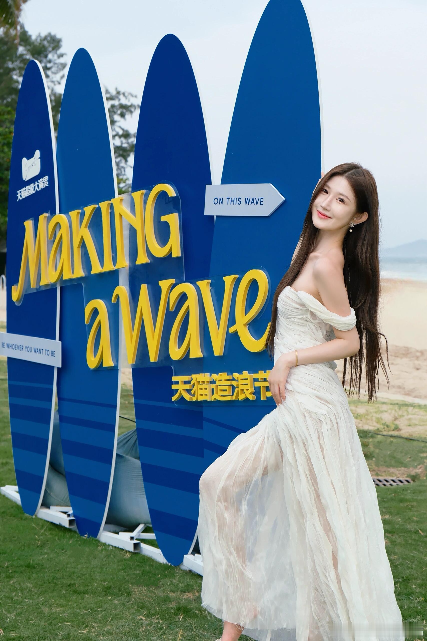 万宁冲浪夏日避暑狂想曲，来海边玩啦冲浪市集音乐节等着我，美妆造浪空间也太会玩了吧