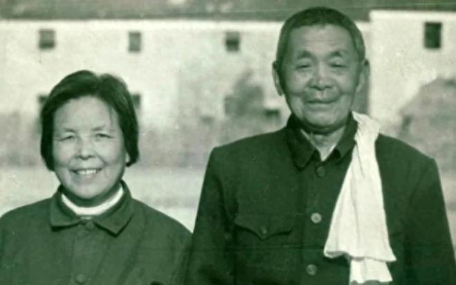 开国少将甘祖昌辞官回乡务农，他临终前叮嘱老伴的一件事至今感人至深
1985年10