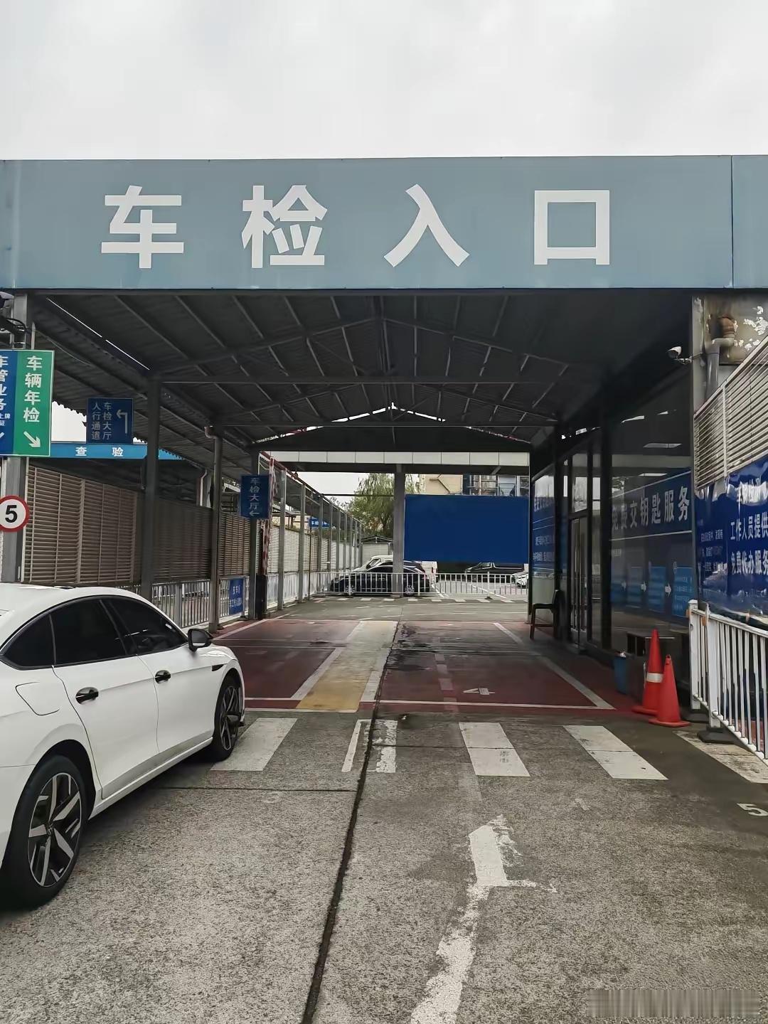 黄牛是真有两把刷子。今天开着我爸的车去检车，才6年的车，想着肯定没问题，就自己去