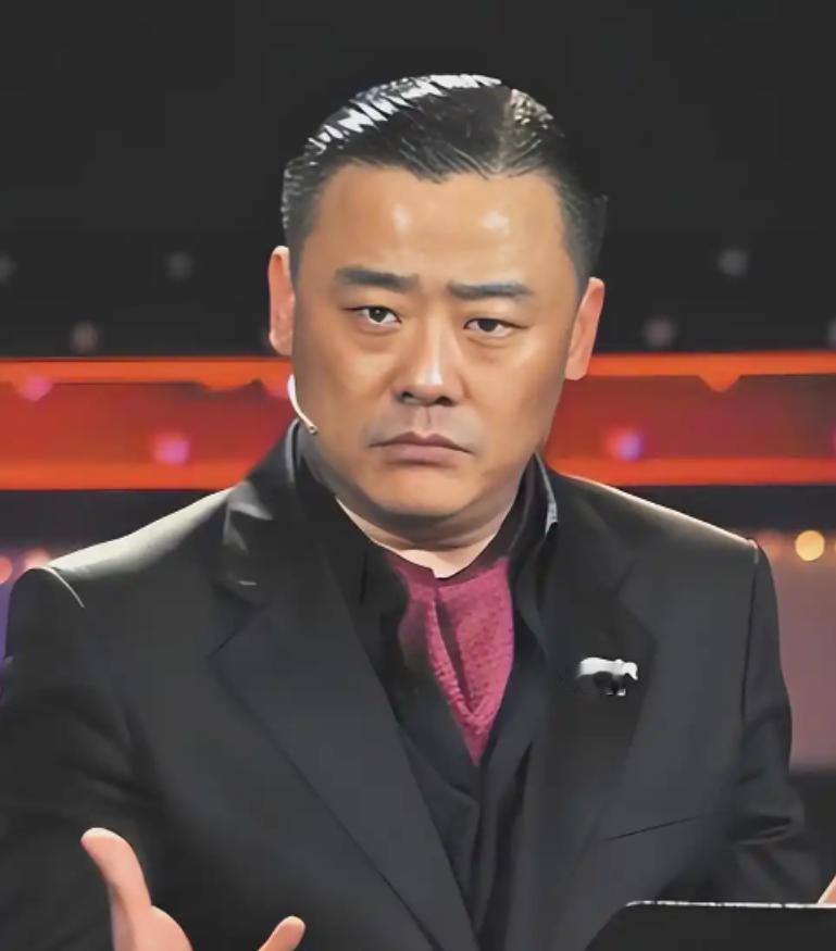 周立波在巅峰时期，年收入能高达6000万，走到哪儿都是灯光闪烁，那时的他生活奢靡