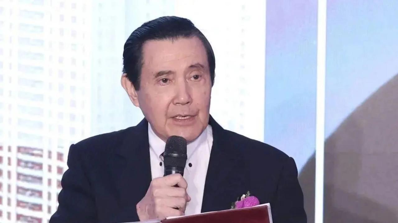 马英九带领台湾年轻学子们参观了西安国家版本馆。他们专门查阅了明代典籍，上面记录有