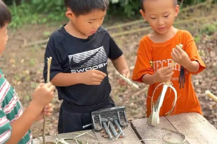老师在一旁耐心讲解树木的小知识，告诉孩子们树皮的作用。孩子们一边动手，一边叽叽喳