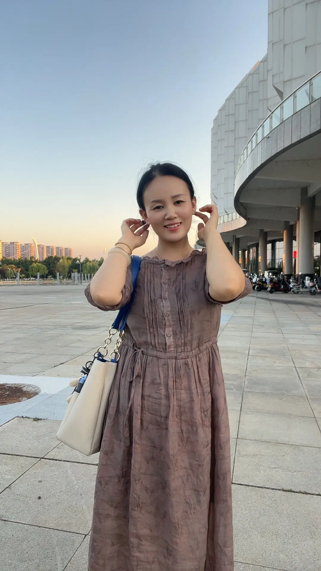 80后我该如何写你呢？80的我已有白发，80后再无35岁，80后已经走...