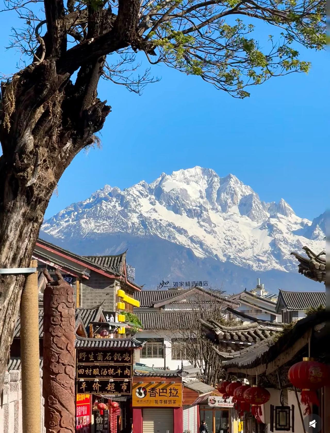我更喜欢雪山下的白沙古镇
慢悠悠的走在这里
安静又美好，恰到好处
坐在一间咖啡屋
