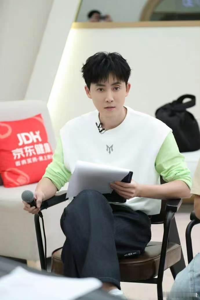 张睿笑得好慈祥颜安张睿米卡管健嘉晨4U 被训练室里的张睿笑到！颜安、张睿、米卡、